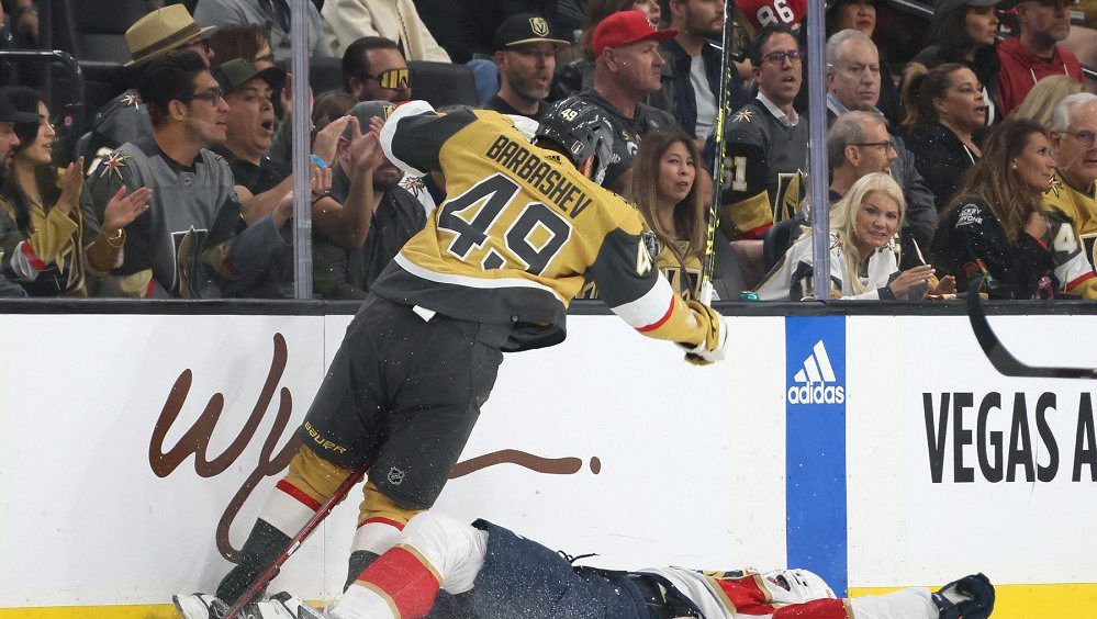 Ve finále přituhuje. Gudas narazil a nedohrál, Tkachuk si pak vyčíhl hvězdu Vegas
