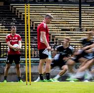 Hlavní trenér Sparty Brian Priske (vlevo) a kondiční kouč Christian Clarup dohlíží na své svěřence v rámci beep testu.