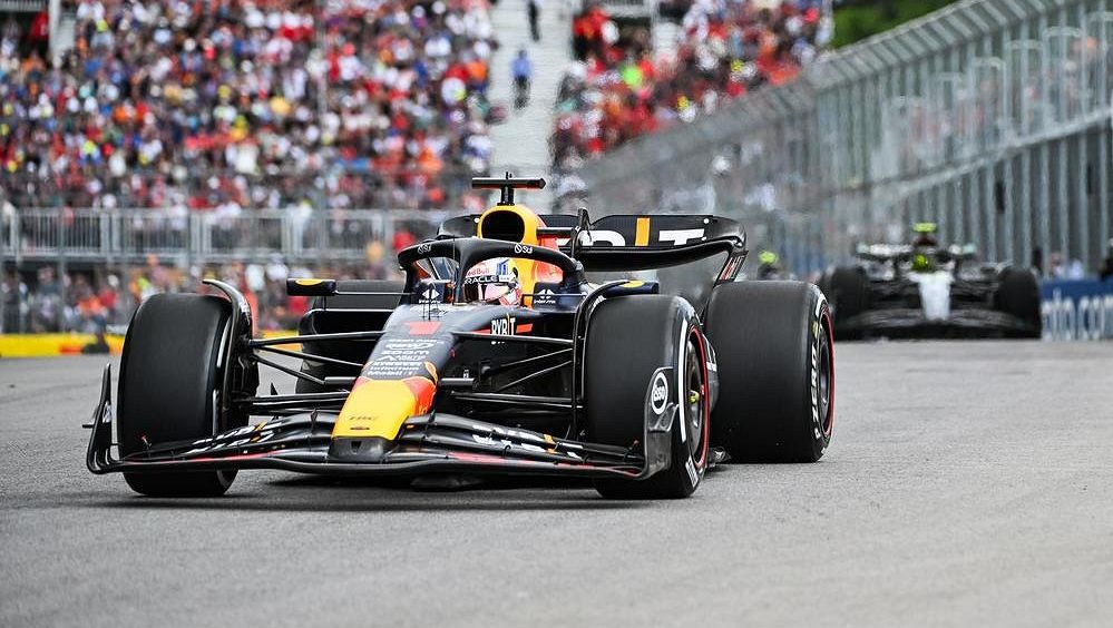 Verstappenův triumf vykoupen smrtí. Mrtvolu si vezl v monopostu