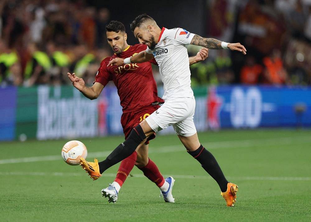 Zeki Celik (vlevo) a Alex Telles v souboji o míč