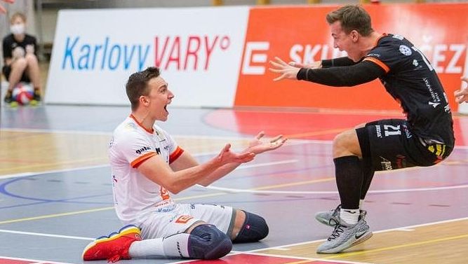 Volejbalisté Karlovarska po jedenácté domácí výhře uhájili druhé místo