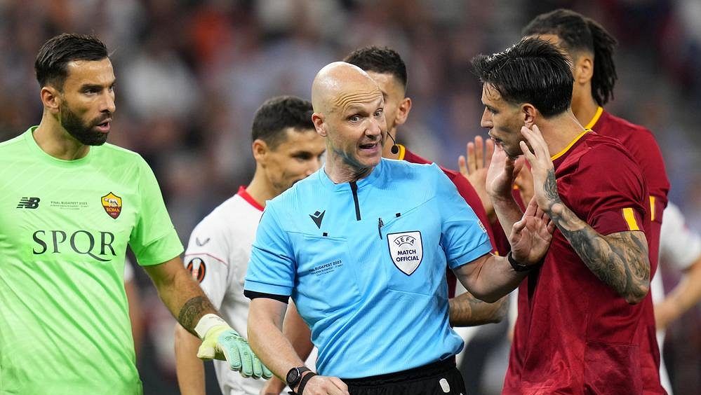 Drsná dohra po finále Evropské ligy! Rozhodčího s rodinou napadli fanoušci AS