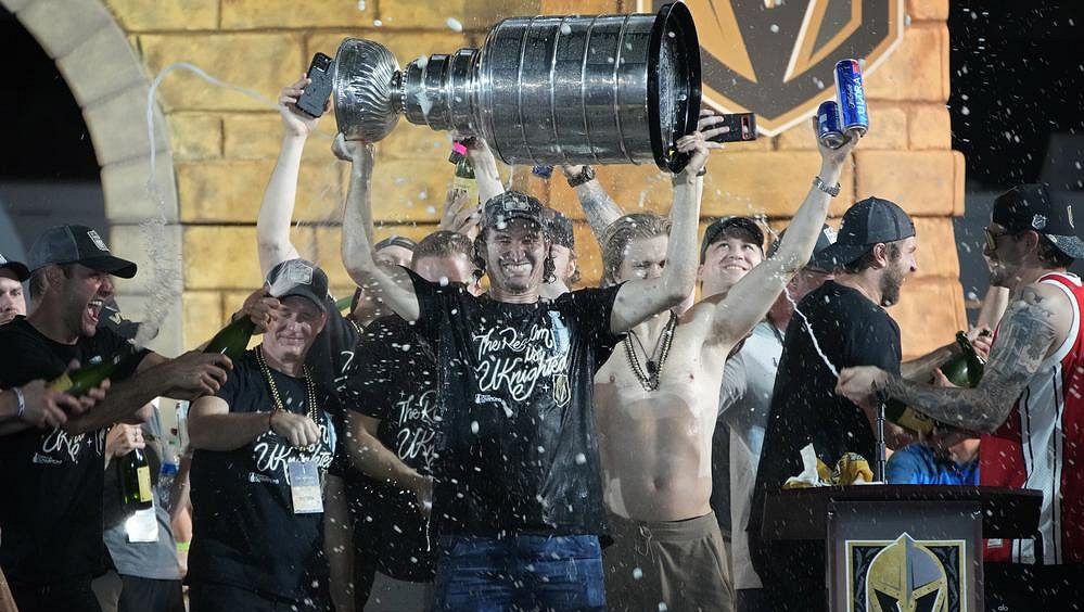 Hokejisté Vegas při mistrovských oslavách připomněli i oběti střelby z roku 2017