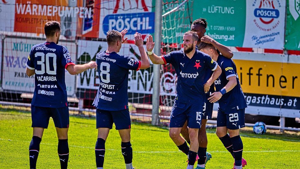 Šachy, lavička ve stínu a fanoušci na hřišti. Slávisté kousek od Lipna vyhráli všechno, co se dalo