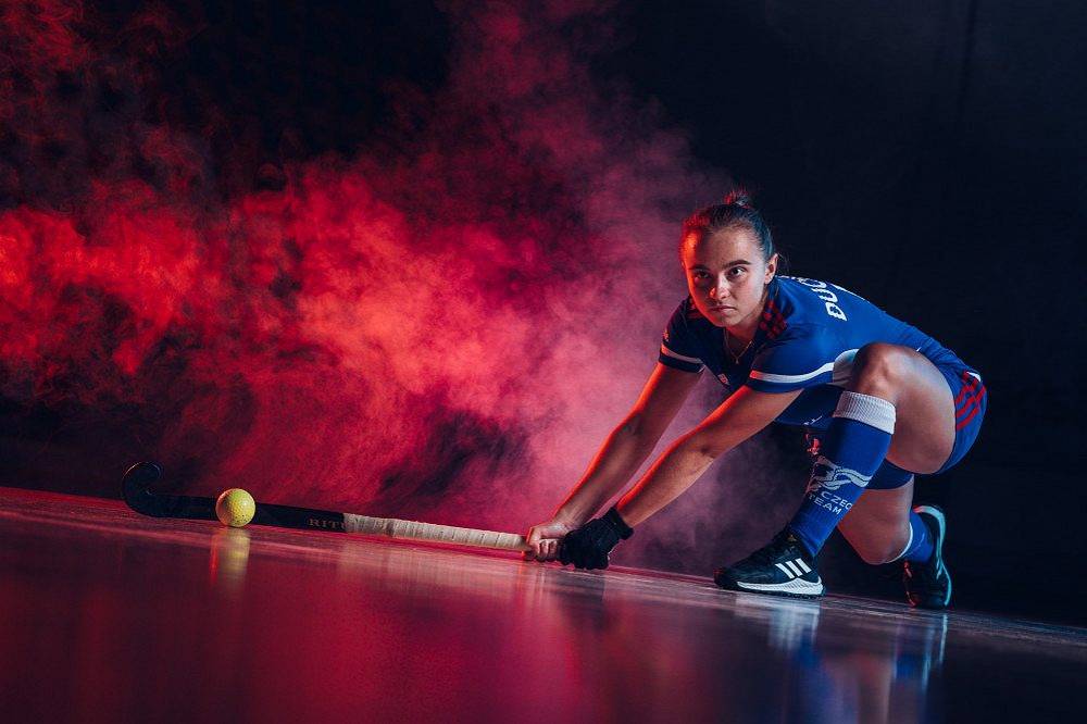 Pozemní hokejistky čeká ME, před startem šampionátu se Češky předvedly před objektivy fotografů. Na snímku pózuje Lucie Duchková.