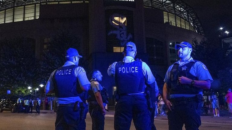 Při baseballovém zápase v Chicagu byly postřeleny dvě ženy