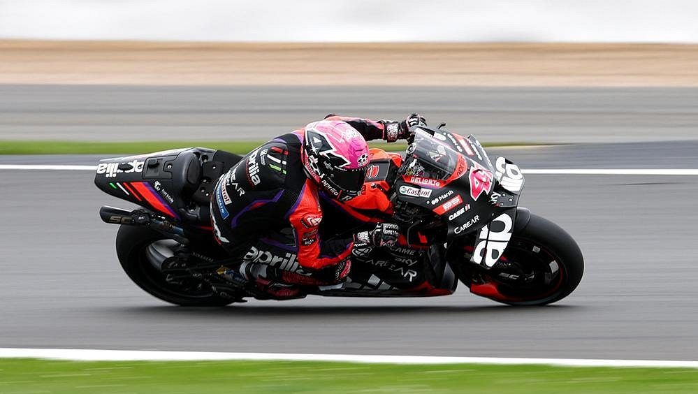 Espargaró předjel v posledním kole Bagnaiu a vyhrál závod MotoGP v Británii