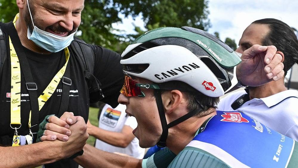 Pohroma řádí na Tour! Ze zmatkaře a smolaře je hvězda