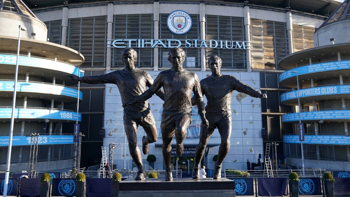 Měl butik s rebelem Bestem. Teď legendě Manchesteru City odhalili sochu