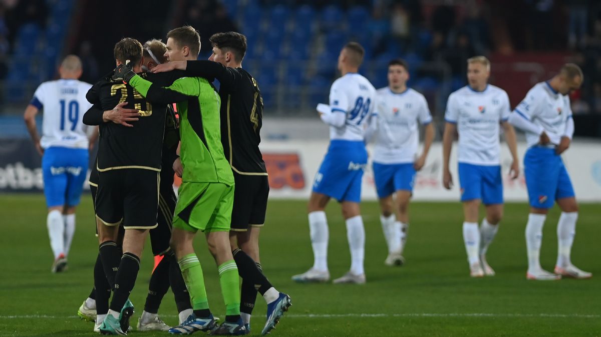 Nebrečte, ukazoval Haraslín střídačce Baníku. Cítím nedostatek respektu, reagoval Priske
