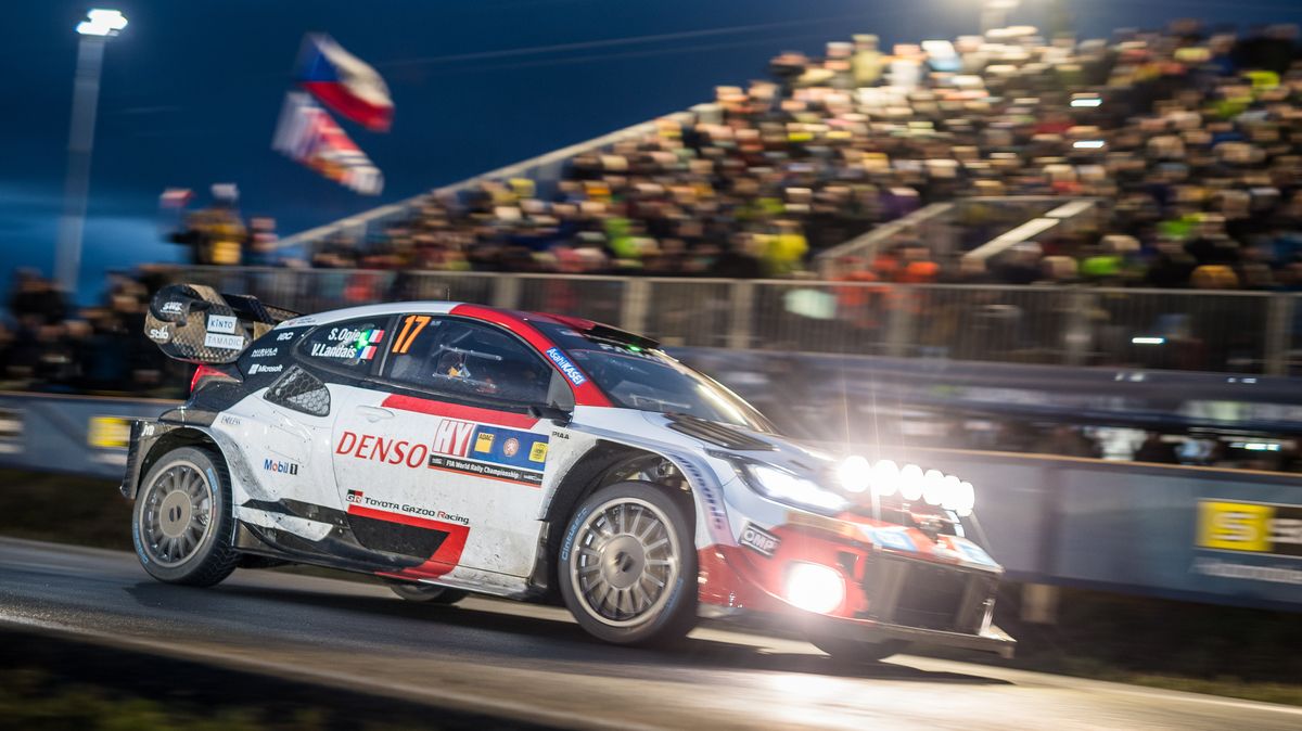 Neukáznění diváci riskovali na rallye život, kontroverzi vyvolalo i kličkování v pražské zácpě