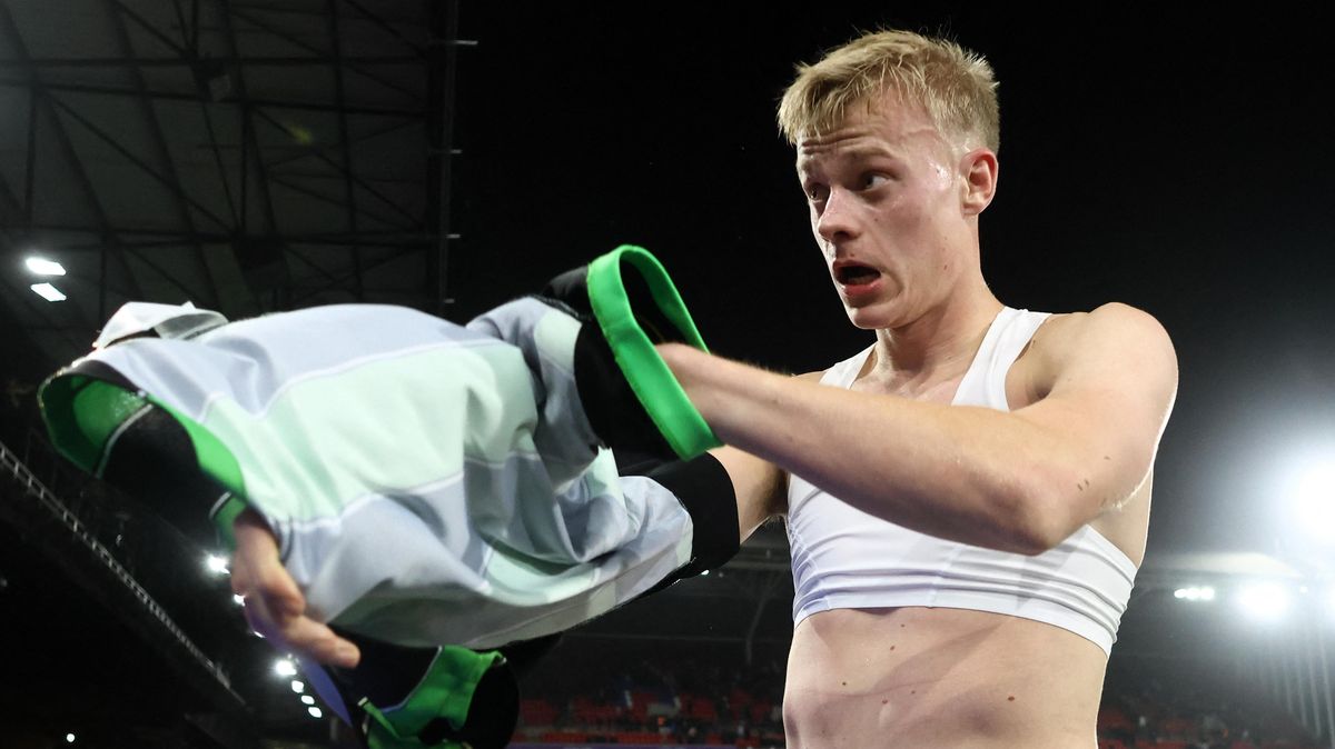 V Anglii dítě umlčelo fanoušky rivala. Ukázalo jim prostředníček