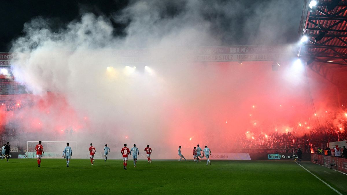 Začalo to přelézáním plotů. Teď si v Berlíně vyprodaný stadion zpívá vánoční koledy