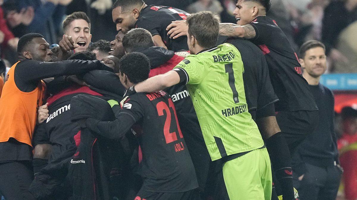 Taktické rošády vynesly snový triumf. Leverkusen slavil s kapitánem v kotli