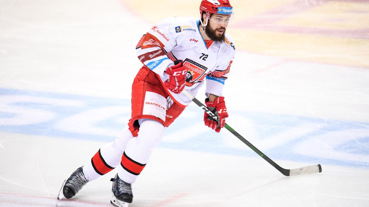 Otřes mozku, posunutá krční páteř. Holíka vezli po Jankově hrubém faulu do nemocnice