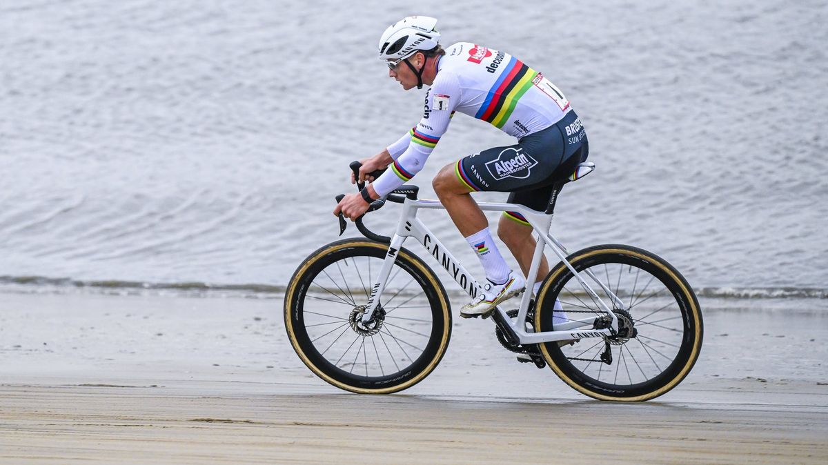 SP v cyklokrosu v Antverpách ovládl Van der Poel