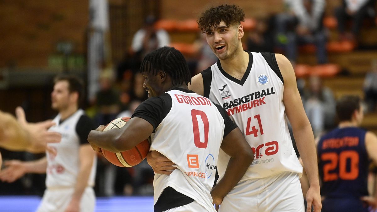 Nymburk po loňském nezdaru opět vyhrál základní část basketbalové ligy