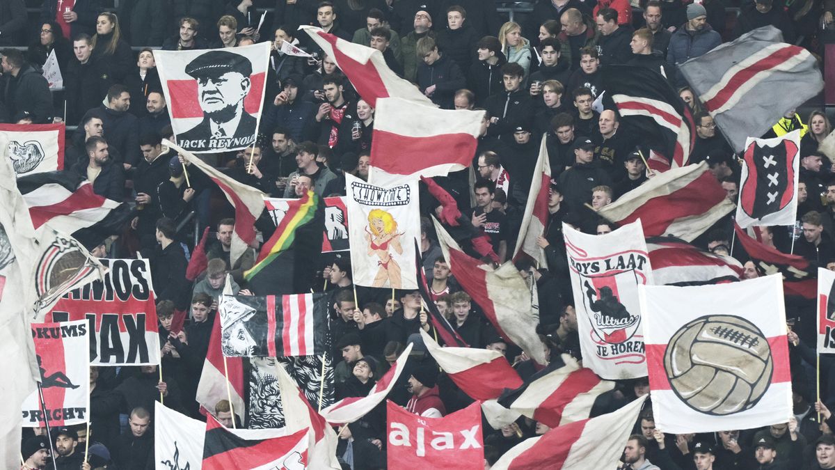 Před duelem Ajaxu v EL domácí chuligáni řádili v metru, policie jich 140 zatkla