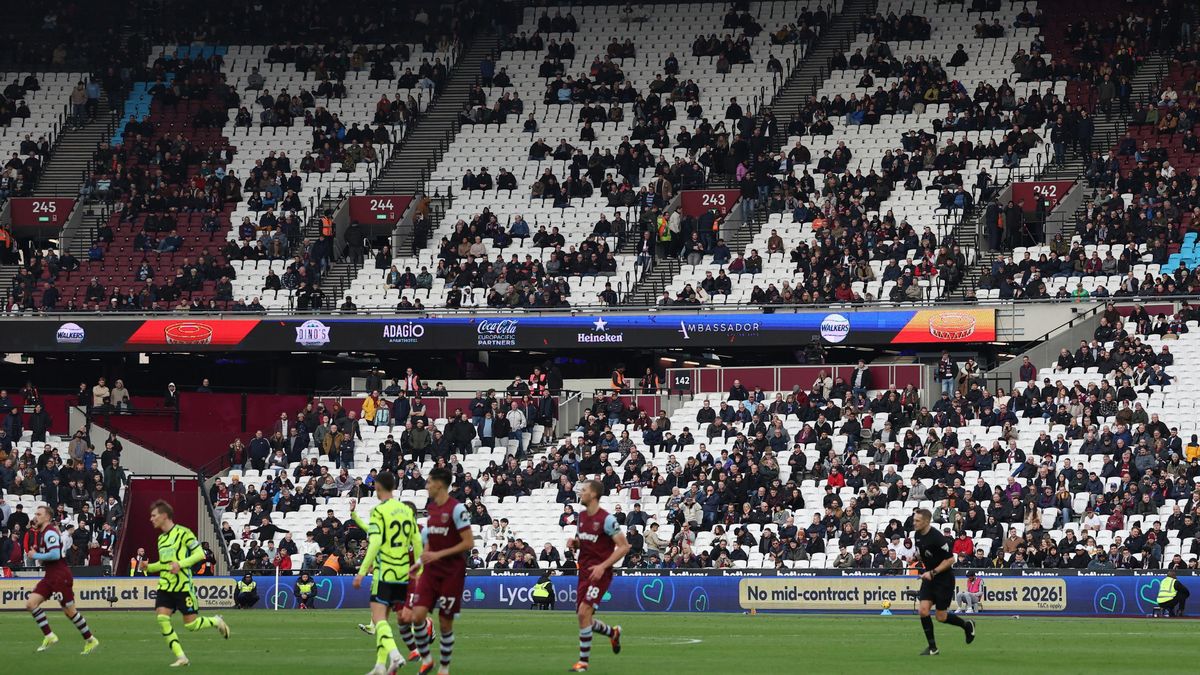 West Ham v rozkladu. Tisíce fandů zmizely před půlí, dalším bránili v odchodu