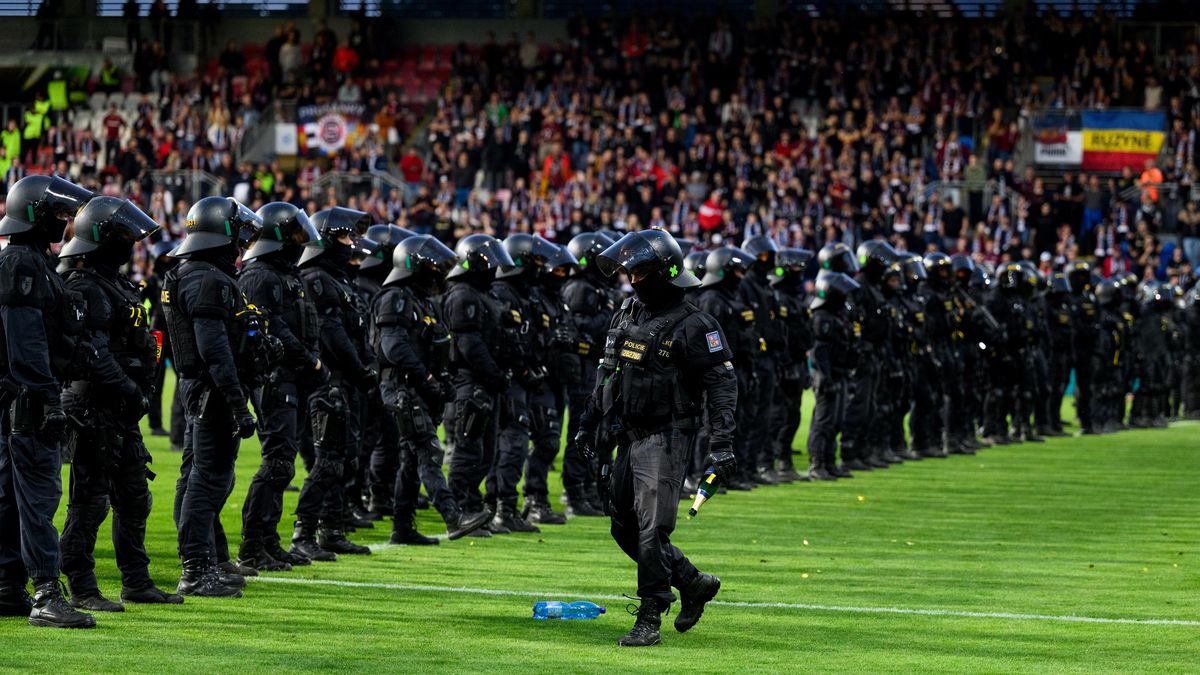 Policie obvinila muže za házení židle při finále MOL Cupu mezi Plzní a Spartou