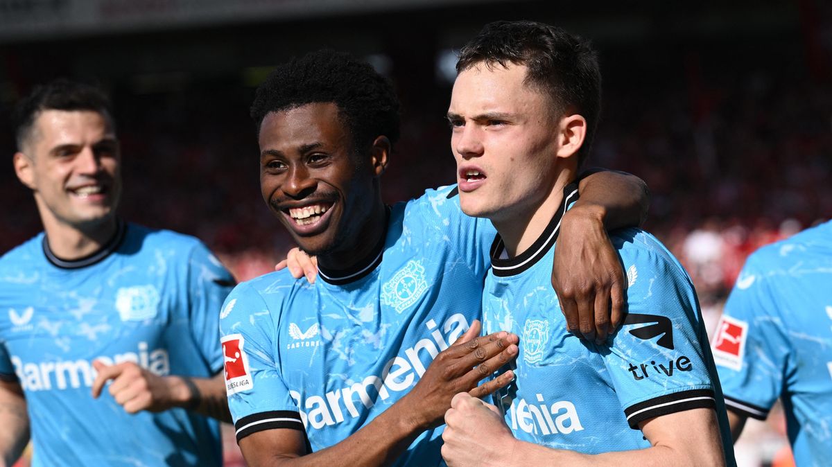 Leverkusen je po výhře v Berlíně krok od titulu, zranil se ale Hložek