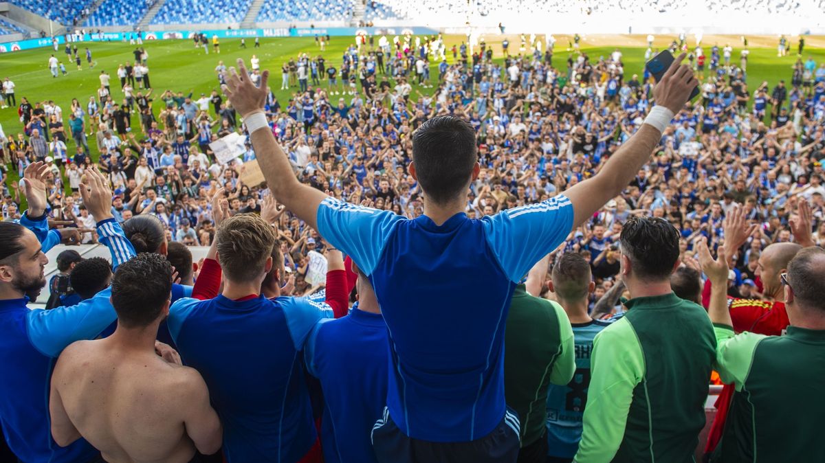 Slovan Bratislava je opět fotbalovým mistrem, třetí slovenský titul slaví Zmrhal