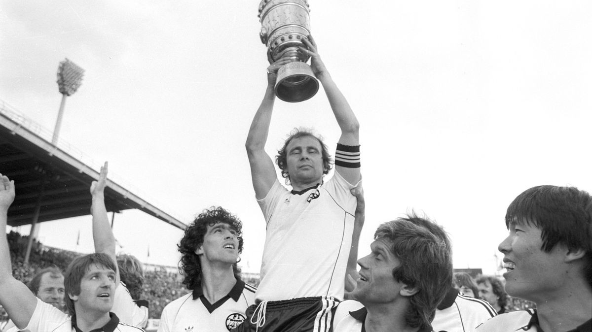 Zemřel německý fotbalový mistr světa a legenda Frankfurtu Hölzenbein