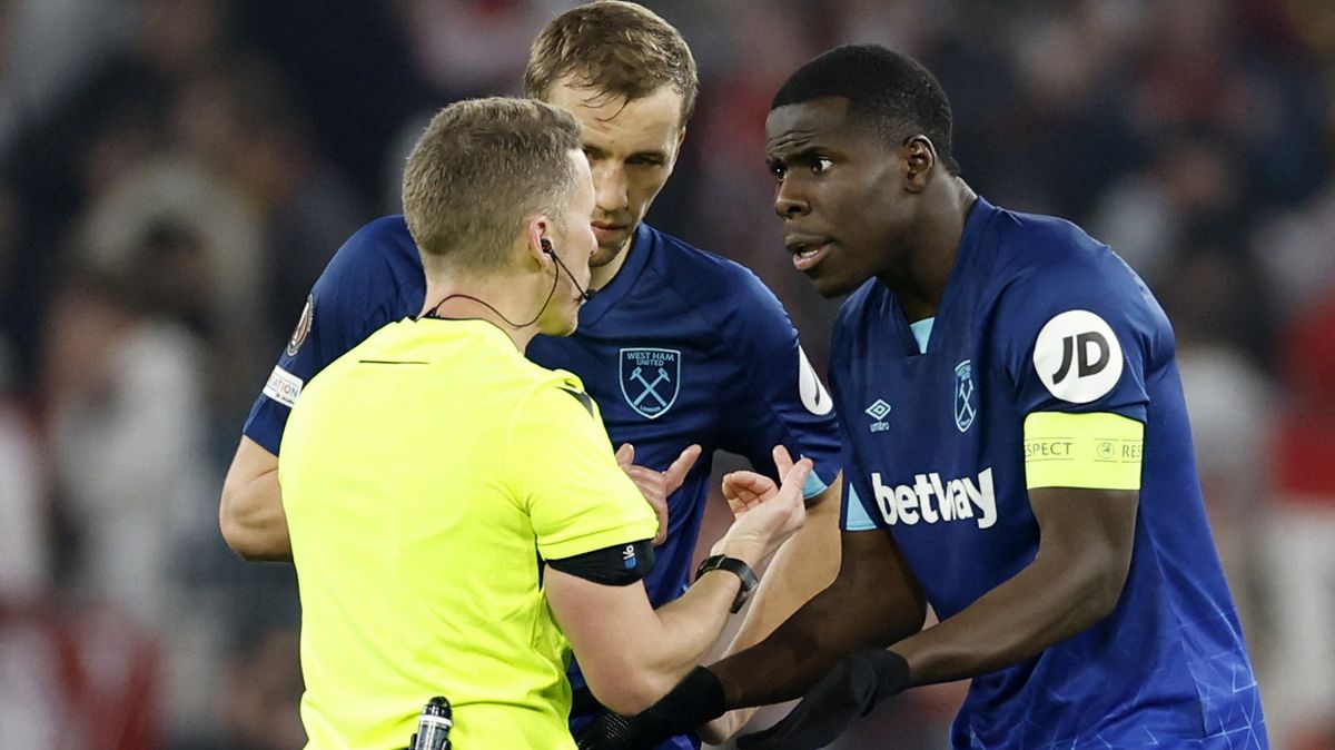 West Ham chtěl ve Freiburgu penaltu, ale nedostal ji. Byl u toho Souček, trenér zuřil