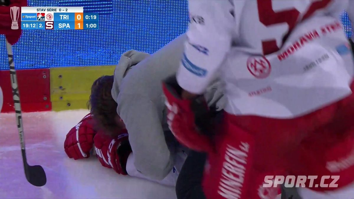 Neviděl jsem ho, najednou přišla rána. Před koncem sezony mě zachránilo plexi, řekl třinecký Hrehorčák