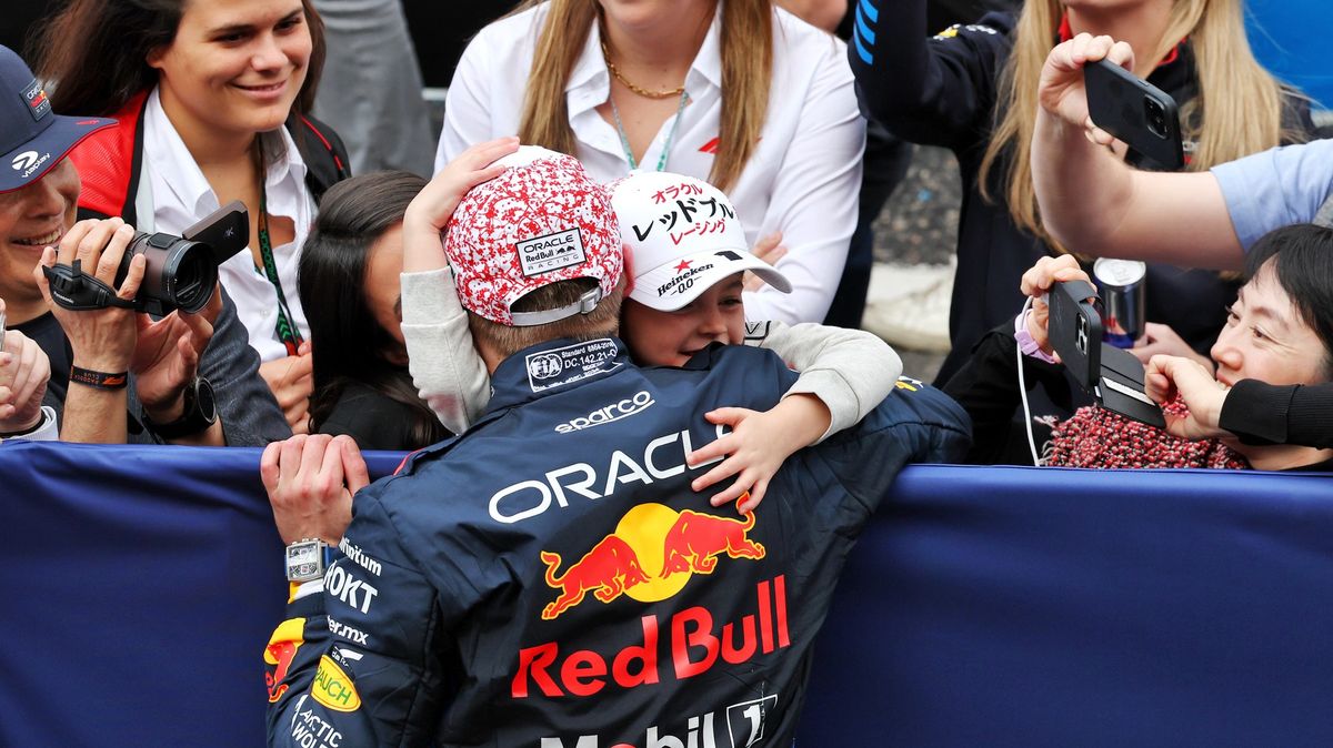 Kdo je dívka, kterou Verstappen láskyplně objímá? Vnučka legendy F1 a dcera jeho někdejšího soupeře