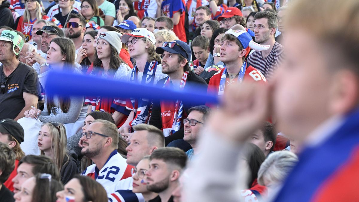 Česko šílí z hokeje. Televize mění vysílání, obchody kvůli finále zavírají dřív
