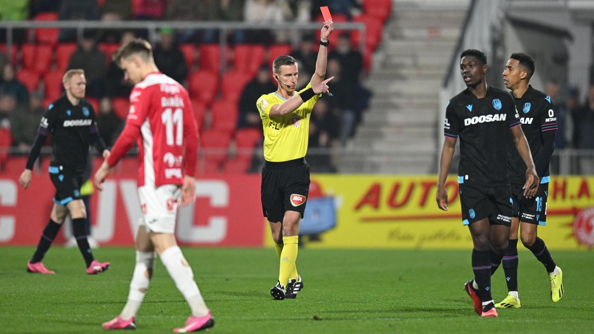 Červená být neměla, míní pardubický Daněk. Kováč smolaře podržel a chválil tým