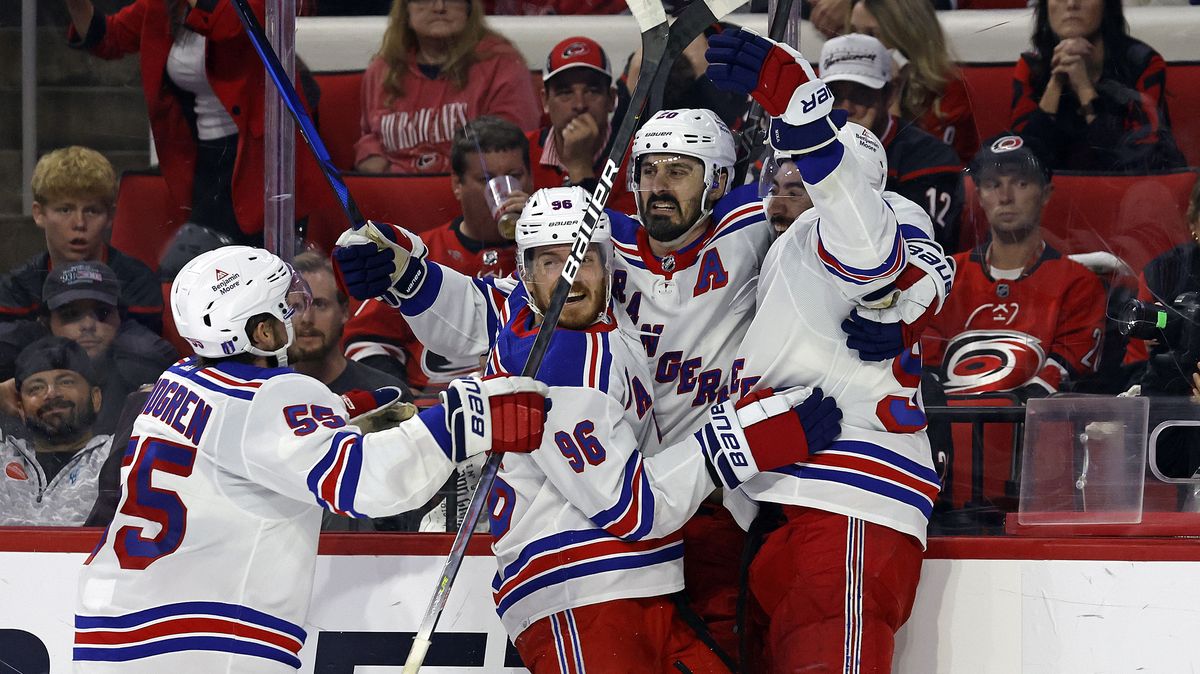 Messier, Gretzky, Kreider. Rangers oslavují monstrózní obrat. Carolinu nespasil ani zákrok hodný Supermana