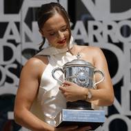 Iga Šwiateková s trofejí za triumf při French Open.