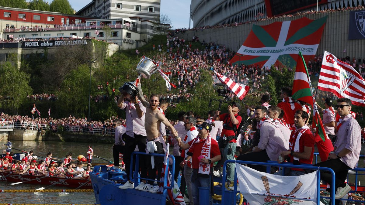 Šílené oslavy. Fotbalisté Bilbaa si zisk trofeje pořádně užili