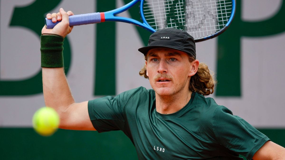 Podání spodem a šest mečbolů v trapu. Australan bizarně zazdil velký obrat na French Open