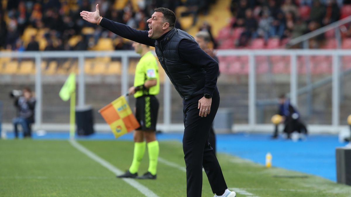 Fotbalové Lecce propustilo trenéra, který udeřil hlavou soupeřova hráče
