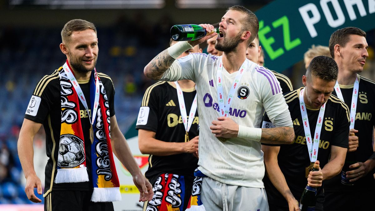 V dresu slavil ještě den po finále. Náhradní brankář Sparty jako loajální voják, který se dočkal trofeje