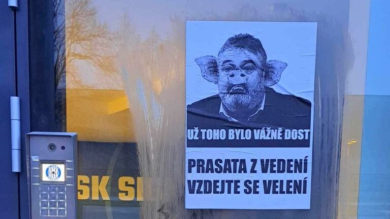 Krev a prasečí hlava u stadionu. Hněv fandů v Olomouci sílí. Mafiánské praktiky, reaguje klub