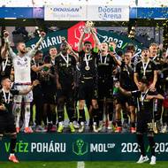 Fotbalisté Sparty Praha oslavují s trofejí pro vítěze MOL Cupu, FC Viktoria Plzeň - AC Sparta Praha, hrané dne 22. května 2024 v Plzni.