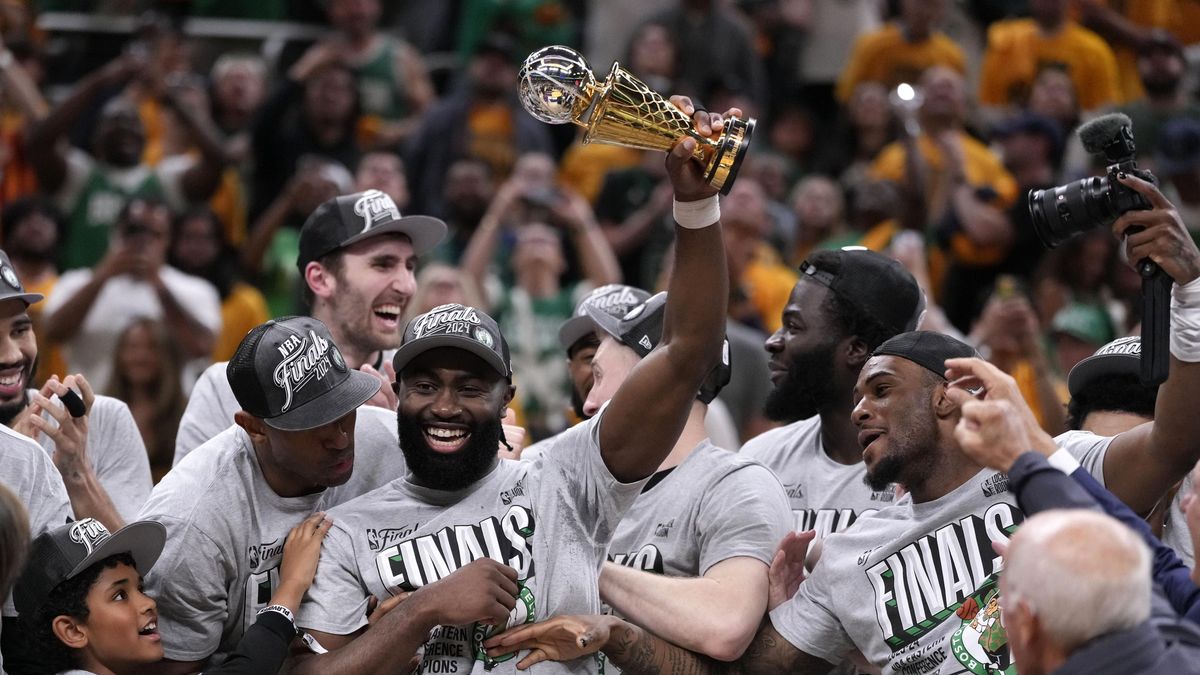Boston smetl Indianu na zápasy a zahraje si o svůj osmnáctý titul NBA