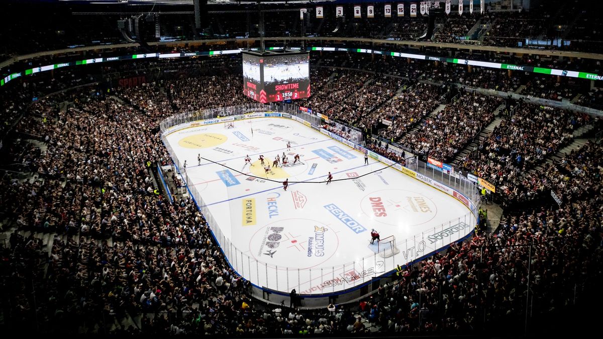 Organizátoři florbalového superfinále prožívali nervy, ale O2 arenu po hokeji nachystali