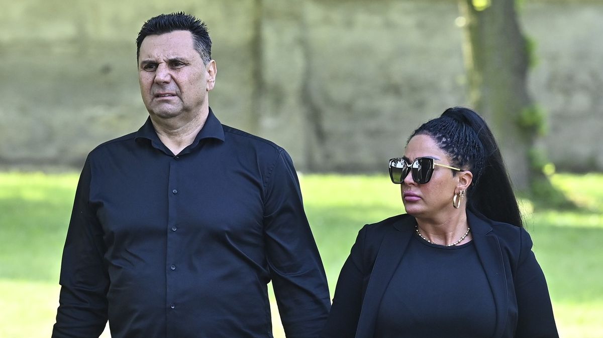 Trenér Růžička začal po krachu ve volbách s manželkou lovit duchy