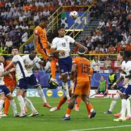 Dumfries (22) se fantasticky po rohovém kopu vyšrouboval do vzduchu ale napálil pouze břevno