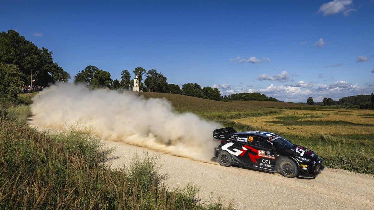 Lotyšskou rallye při premiéře v MS vede stále šampion Rovanperä