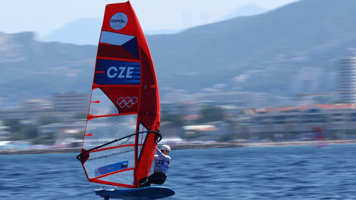 Windsurfařka Švíková je šestá a postoupila do bojů o medaile