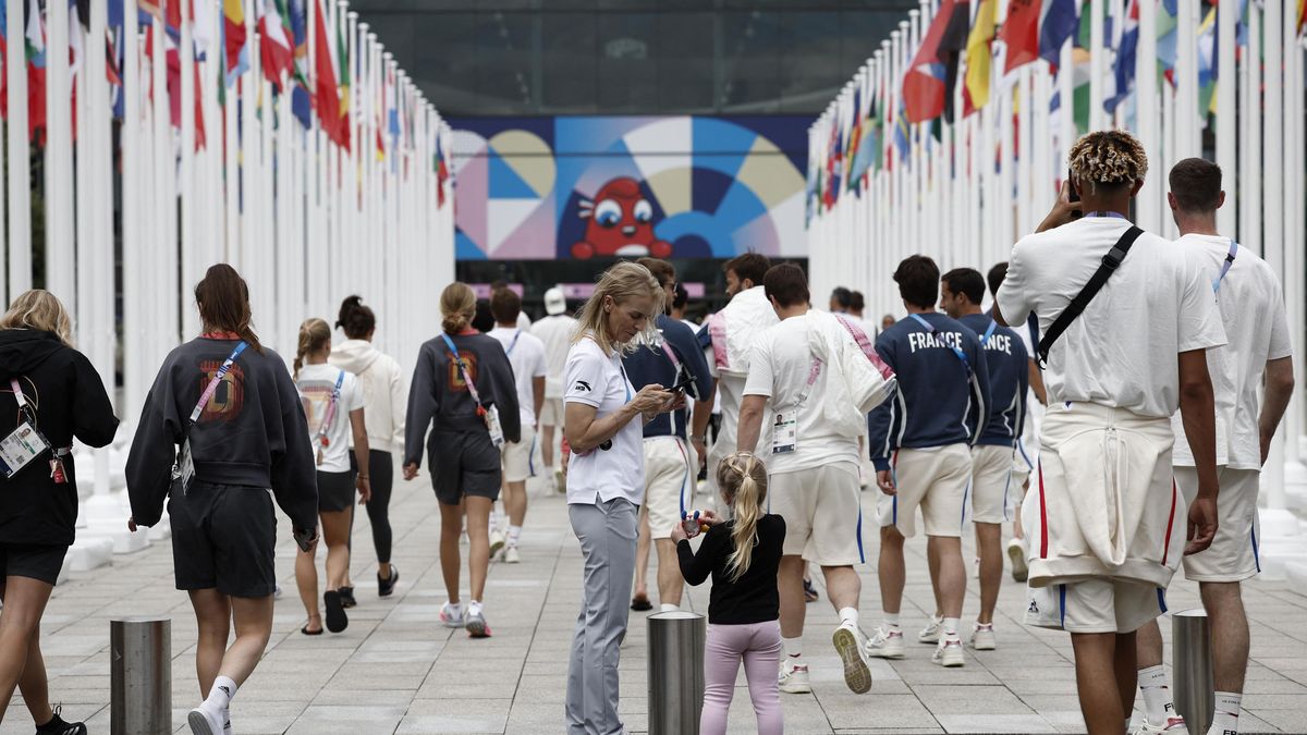 Trable v olympijské jídelně: dlouhé fronty, chybí maso. Britové narychlo povolali vlastního kuchaře