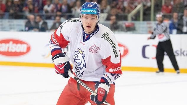 Ostuda českého hokeje! Jaškin gratuluje ruské armádě a hraje v armádním dresu s ruskou vlajkou