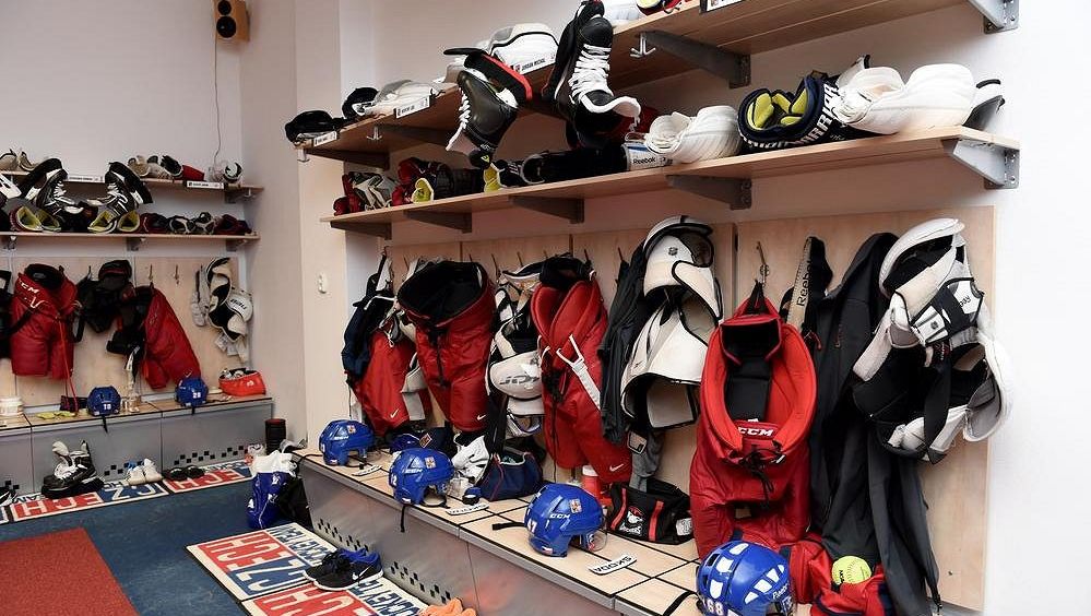 Čeští hokejisté z NHL podpořili mládežnické kluby 125 sadami výstroje