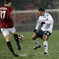 Jan Holenda ze Sparty (vlevo) odebírá míč Liboru Sionkovi z Kodaně. Vpravo přihlíží Martin Zeman.